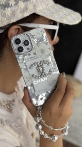 قاب موبایل آیفون شنل گل اسپرینگ تایم نگین مروارید + بند ست - Image 3