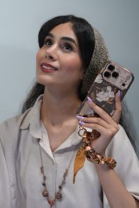 قاب موبایل آیفون گل فلاور کرم فندقی + بند ست اسکارف زنجیری - Image 2