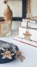 قاب موبایل پلنگی قهوه ای همراه با پلاک آویز - Image 5